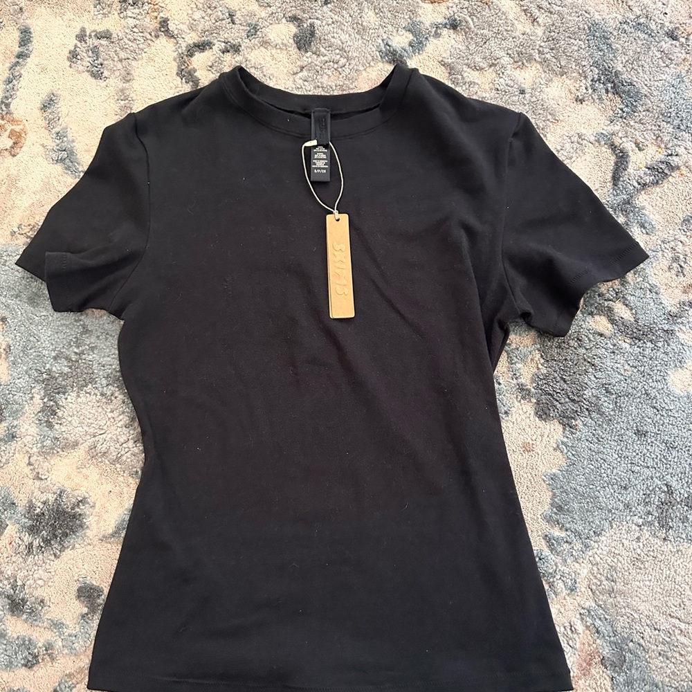 Skims nwt shirt